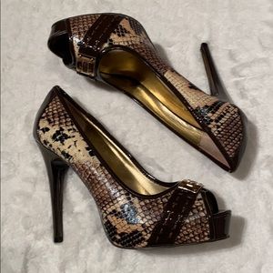 Gorgeous Snakeskin Look Guess Pumps Size 8!